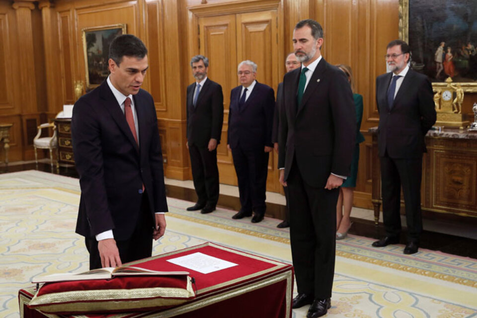 Sánchez, al momento de jurar como nuevo presidente del gobierno de España. (Fuente: EFE)