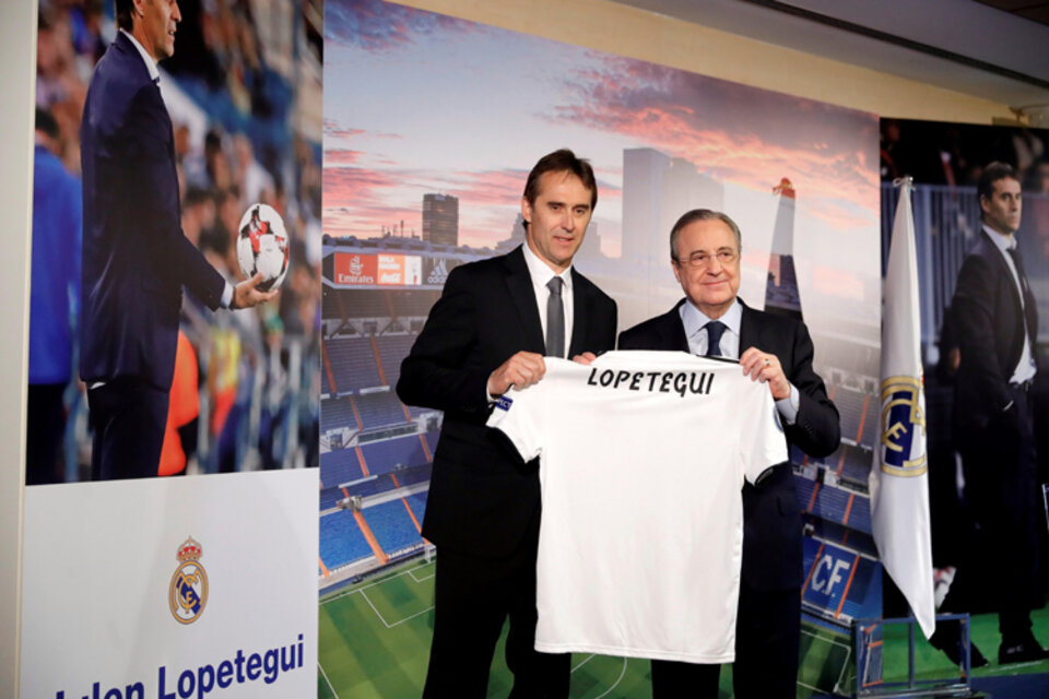 Lopetegui posa con Pérez en su presentación como entrenador del Real Madrid. (Fuente: EFE)