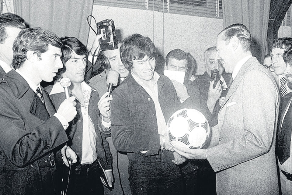 Videla, la pelota Tango y Passarella, capitán de la Selección del 78.
