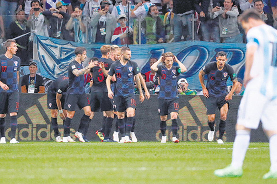 Festejo del diez croata, Modric, ante la impotencia de Messi. (Fuente: EFE)