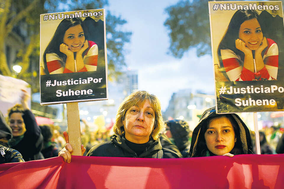 catarina y sarah, madre y hermana de suhene carvalhes muñoz, asesinada en 2014, marchando por ella y a favor del aborto.