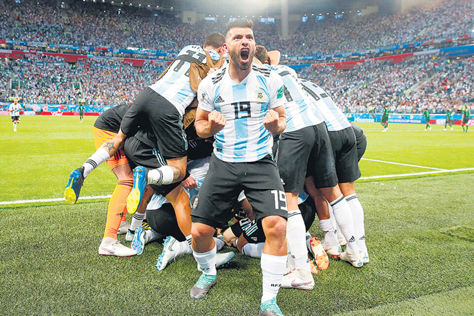 Agüero grita la clasificación de la Argentina a los octavos de final. Sus compañeros festejan. (Fuente: AFP)