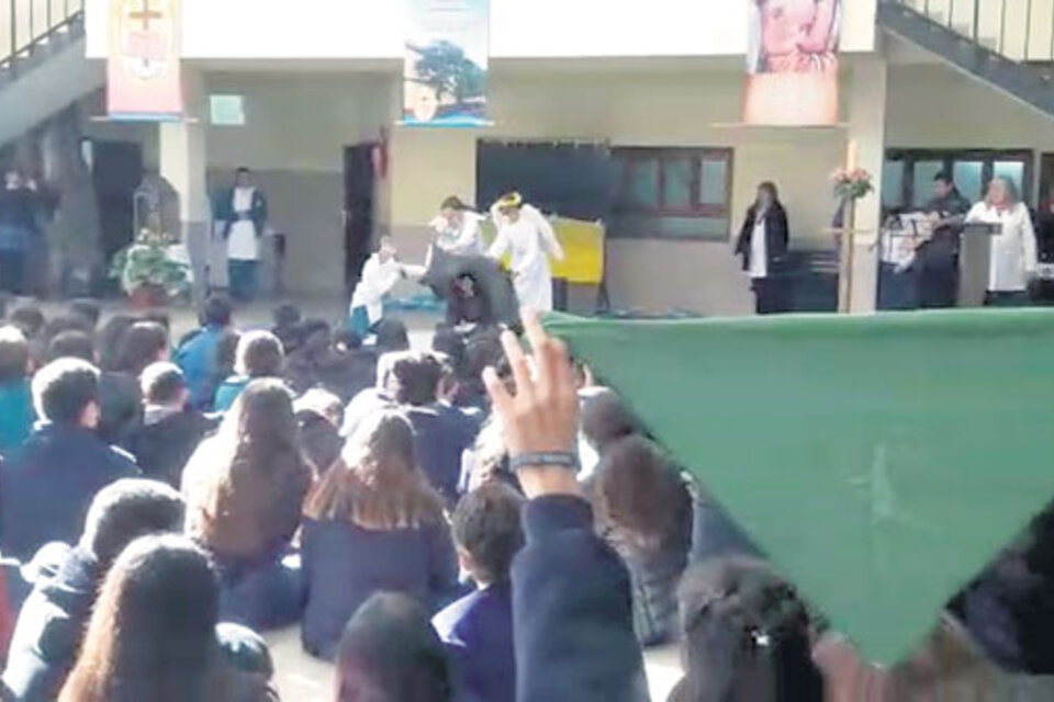Una escena del video que filmó la alumna mientras se desarrollaba un acto contra la ley de aborto.
