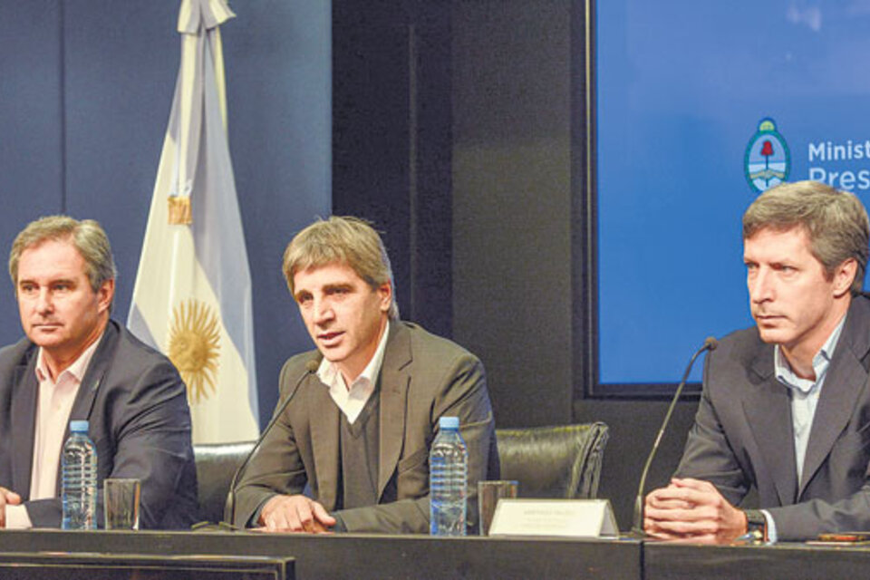 El ministro de Finanzas, Luis Caputo, junto a sus colaboradores, explicó la estrategia con las Lebac. (Fuente: Télam)