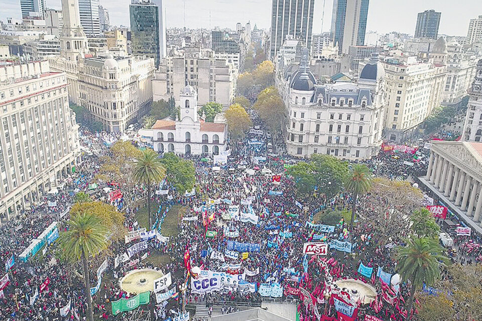La multitud se apiñó en la Plaza de Mayo recién renovada, pero también en las diagonales y en Avenida de Mayo. (Fuente: ATE)