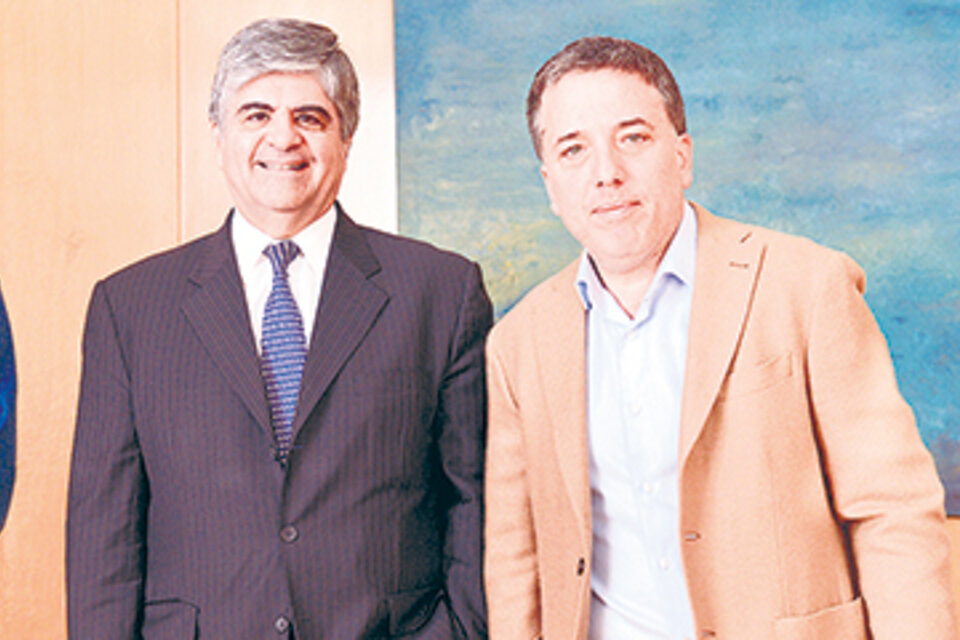 Nicolás Dujovne, ministro de Hacienda, junto al titular de YPF, Miguel Gutiérrez. (Fuente: NA)