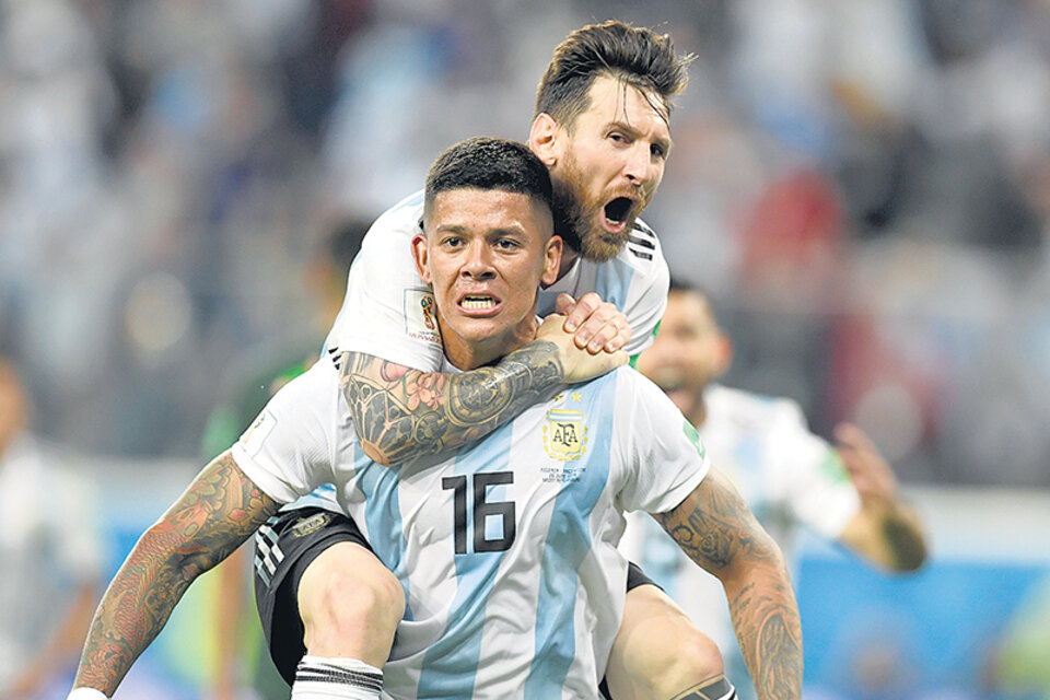 Las figuras de la Argentina festejan el gol de la clasificación. (Fuente: AFP)