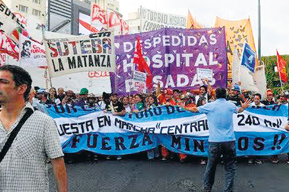 Los trabajadores se movilizaron frente al Obelisco.