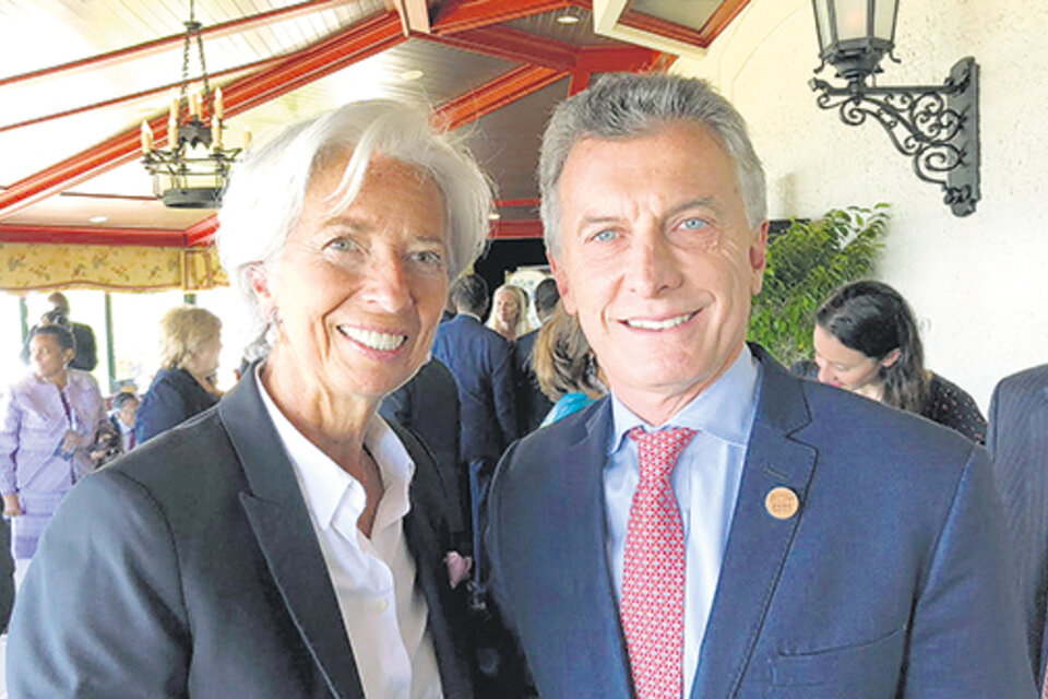 Mauricio Macri junto a la titular del FMI, Christine Lagarde, en la reciente cumbre del G7.