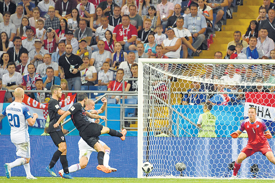 Milan Badelj anota de derecha el primer gol de Croacia, que terminó con puntaje ideal. (Fuente: AFP)