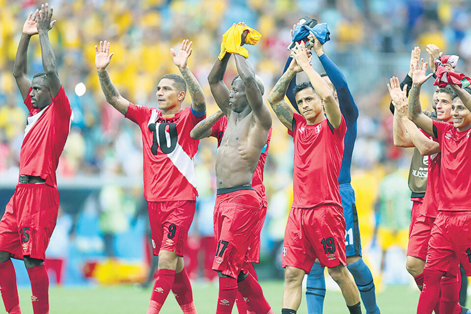 Manos arriba de los peruanos, despidiéndose de sus hinchas en Sochi tras la victoria. (Fuente: AFP)