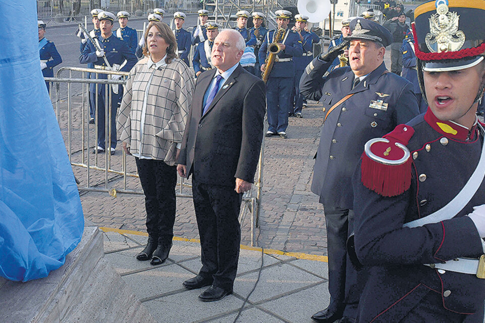 El gobernador Miguel Lifschitz y la intendenta Mónica Fein, frente al Monumento a la Bandera. (Fuente: Télam)