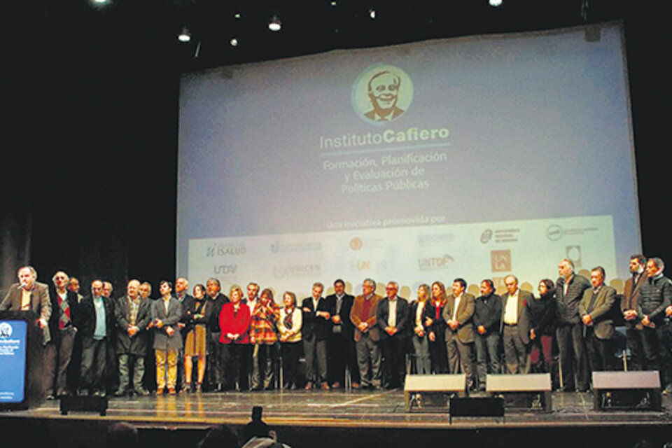 El escenario plural de la Umet y Víctor Santa María, anfitrión junto al rector Nicolás Trotta.