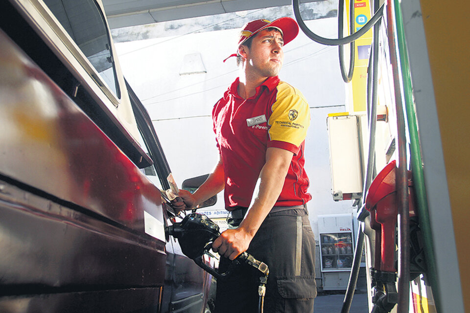 Shell informó anoche que la nafta súper aumenta de 25,79 a 27,08 pesos y la premium V Power de 29,98 a 31,48 pesos. (Fuente: Leandro Teisseyre)