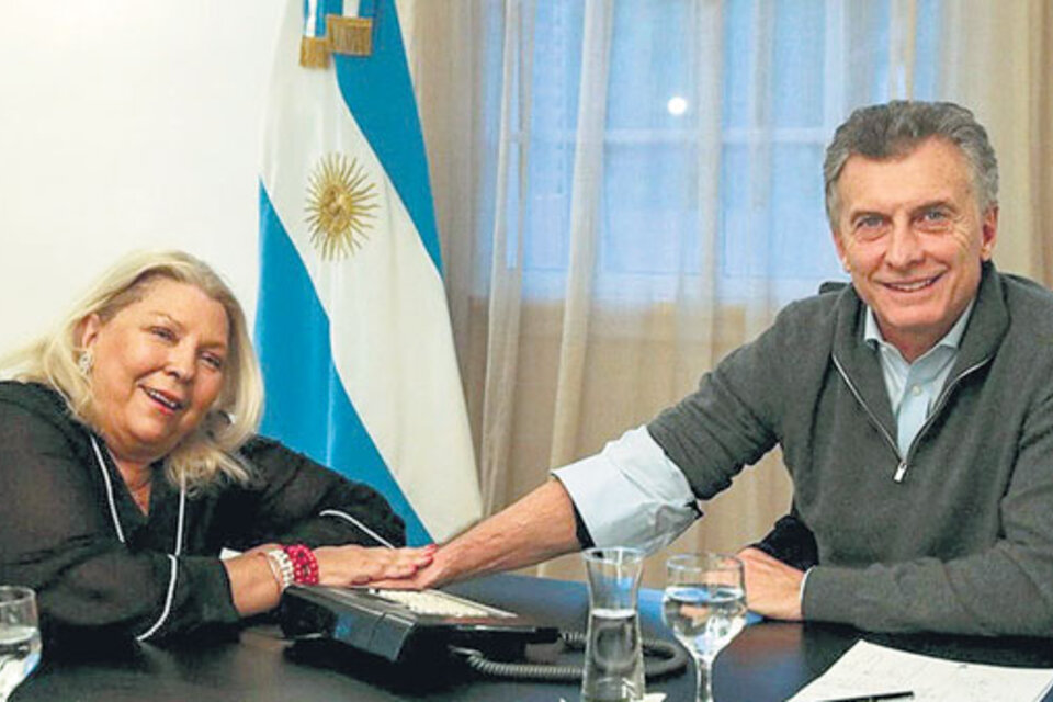 En medio de la crisis económica y los cambios en el gabinete, Carrió y Macri posaron para la foto.