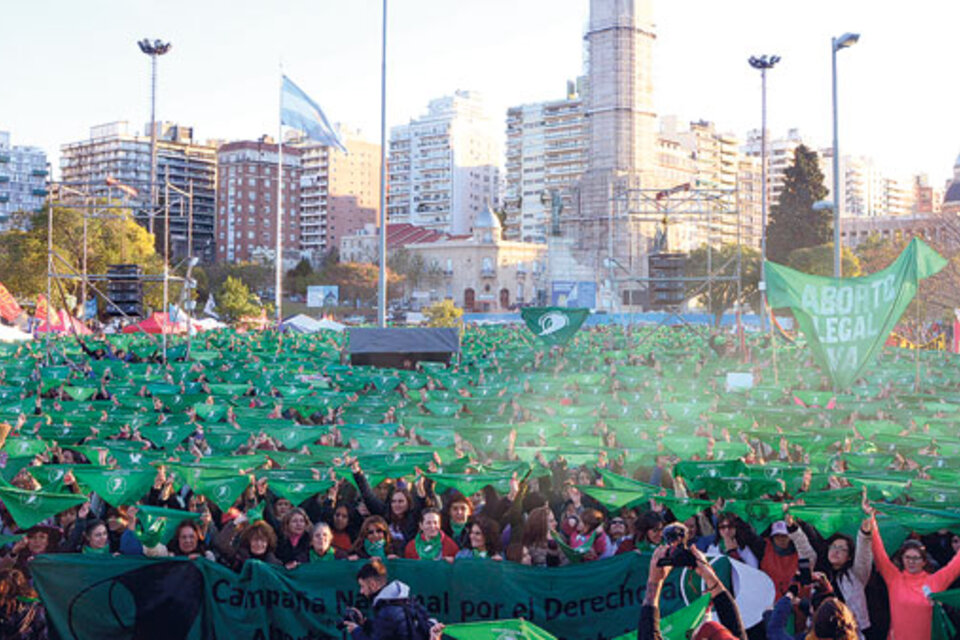 Poblado de verde, el Monumento a la Bandera tuvo su cierre del acto con un pañuelazo. (Fuente: Sebastián Joel Vargas)