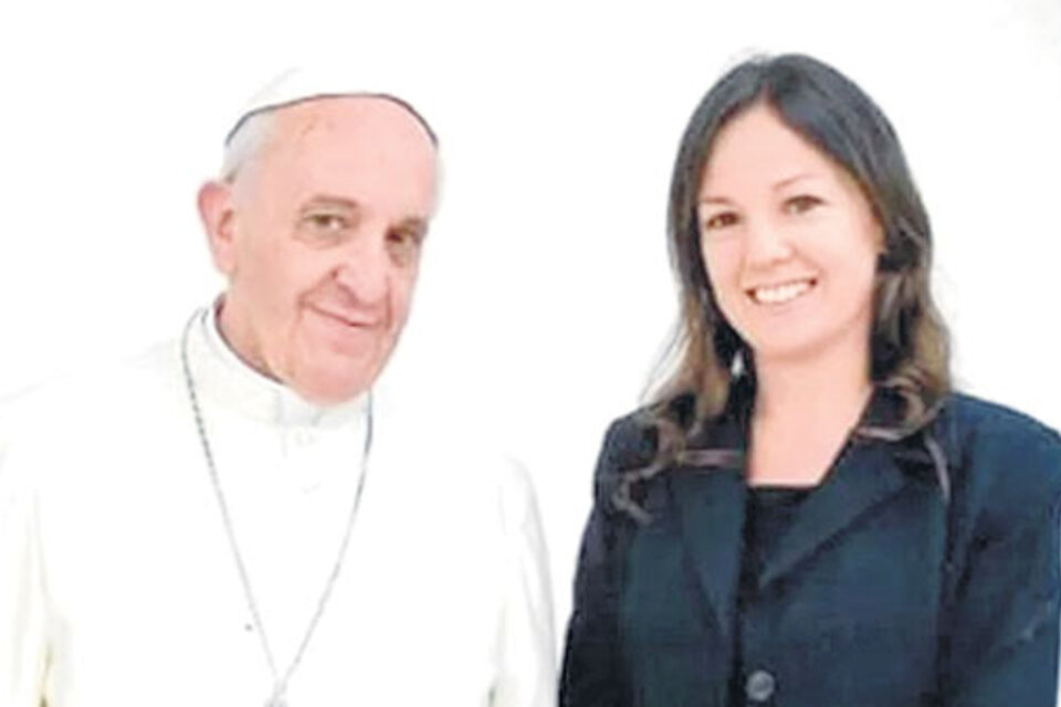 El papa Francisco junto a Carolina Stanley, ayer, en la residencia de Santa Marta.