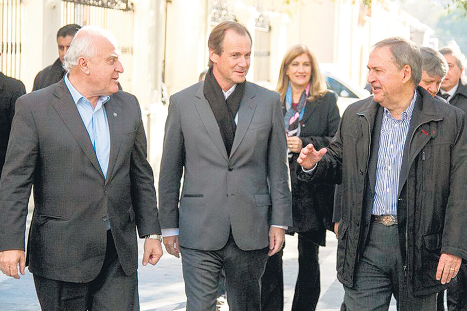 Miguel Lifschitz, Gustavo Bordet y Juan Schiaretti ayer durante el encuentro realizado en Córdoba.