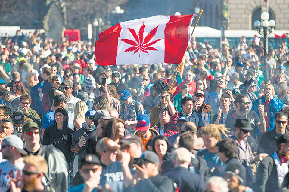 Mientras duró el debate, miles de canadienses apoyaron en las calles la legalización.