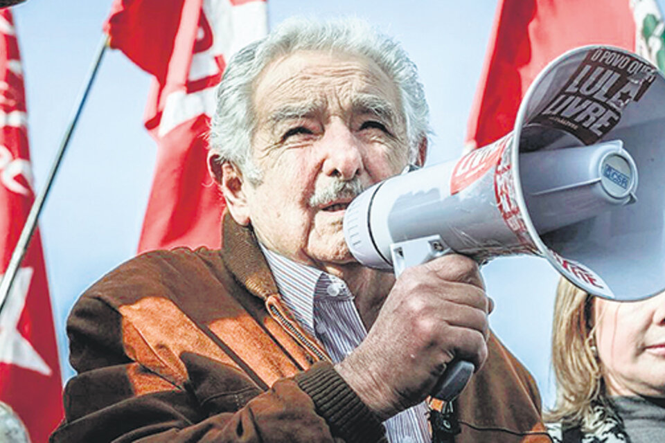 Mujica visitó a Lula en Curitiba. En marzo se habían reunido en la frontera brasileño-uruguaya.