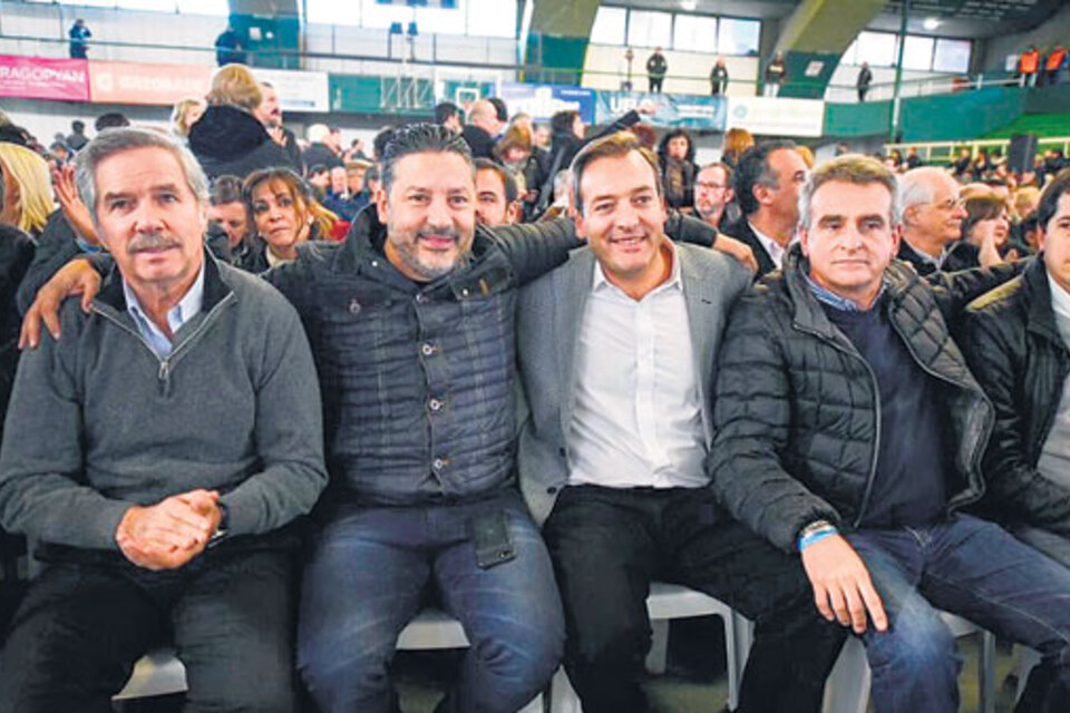 Felipe Solá, Gustavo Menéndez, Martín Soria, Agustín Rossi y Wado De Pedro, en el congreso del PJ en Ferro.