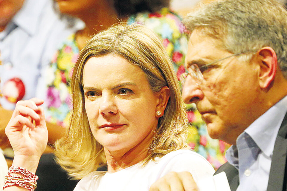 Gleisi Hoffman, presidenta del PT, recibió elogios de Lula y Dilma tras el fallo absolutorio.