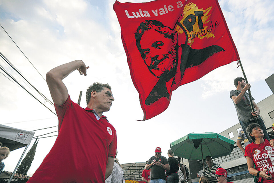 Simpatizantes del ex mandatario de Brasil y candidato favorito piden por su liberación. (Fuente: EFE)