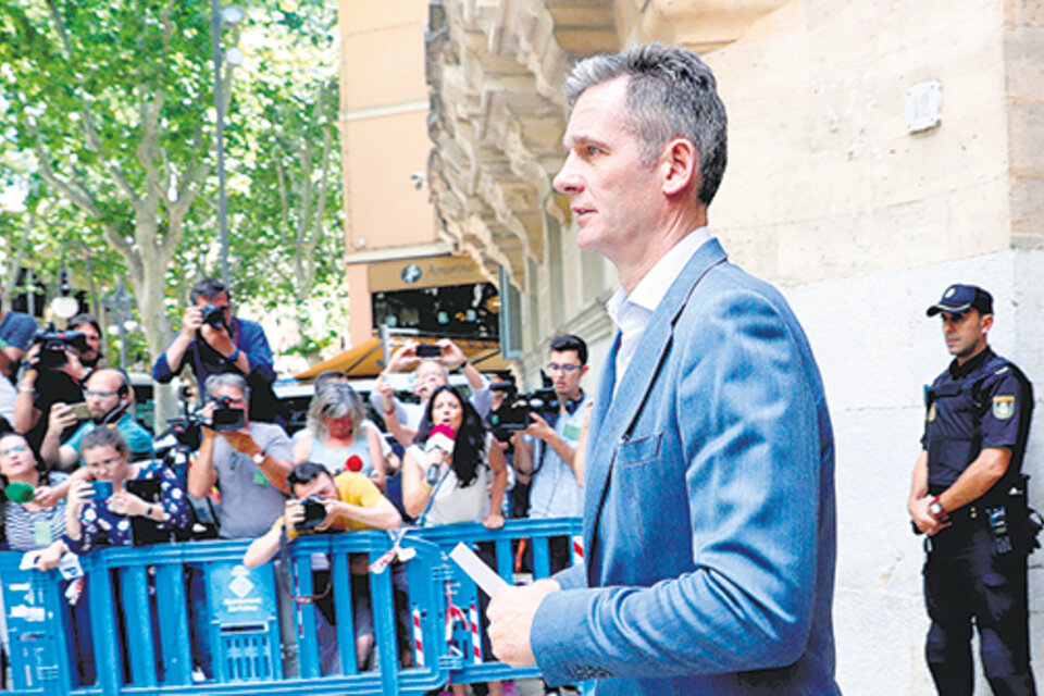El esposo de la infanta Cristina llegó a la sede judicial acompañado por su abogado. (Fuente: EFE)