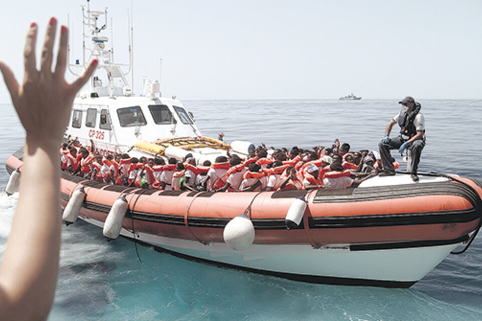 Inmigrantes rescatados por el buque Aquarius viajan en una embarcación de la Guardia Costera italiana camino a su destino final en Valencia.