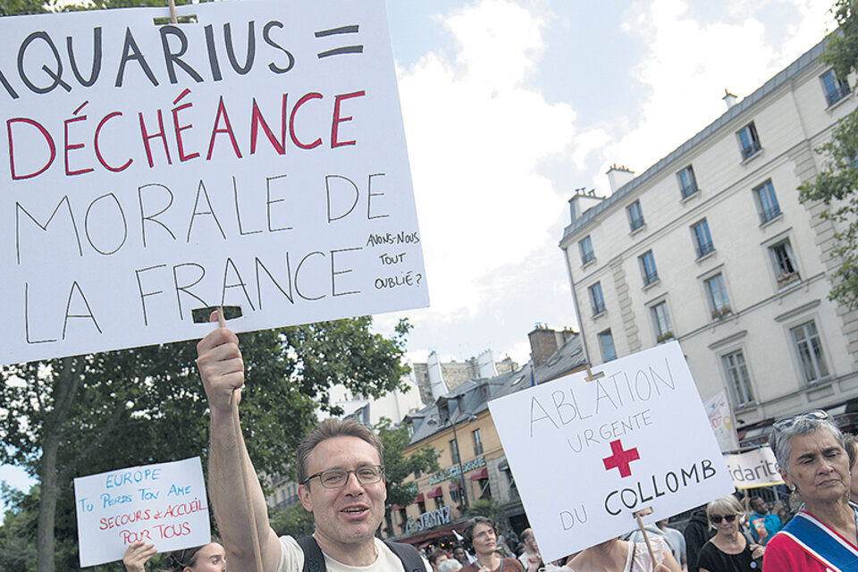 Un grupo de manifestantes expresa su solidaridad con los migrantes pasajeros del buque Aquarius en París. (Fuente: AFP)