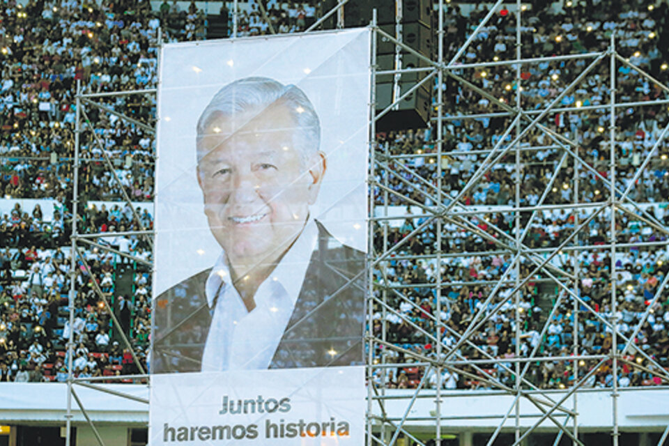 Desde las tribunas altas del Estadio Azteca, la imagen de AMLO, el candidato del Movimiento de Regeneración Nacional (MORENA). (Fuente: EFE)