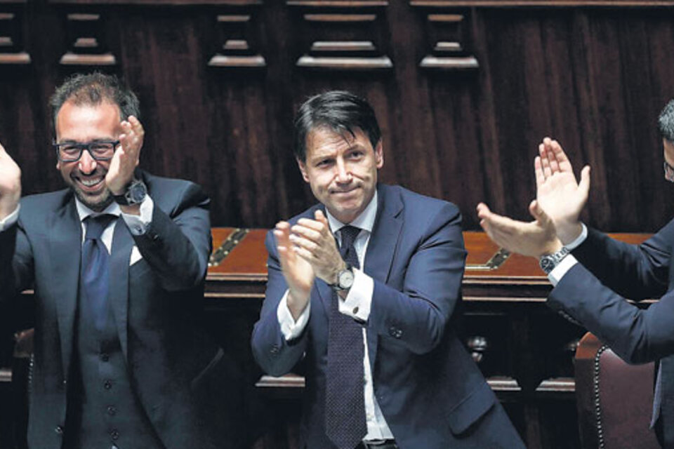 El nuevo primer ministro de Italia, Giuseppe Conte (centro), y sus flamantes ministros. (Fuente: EFE)