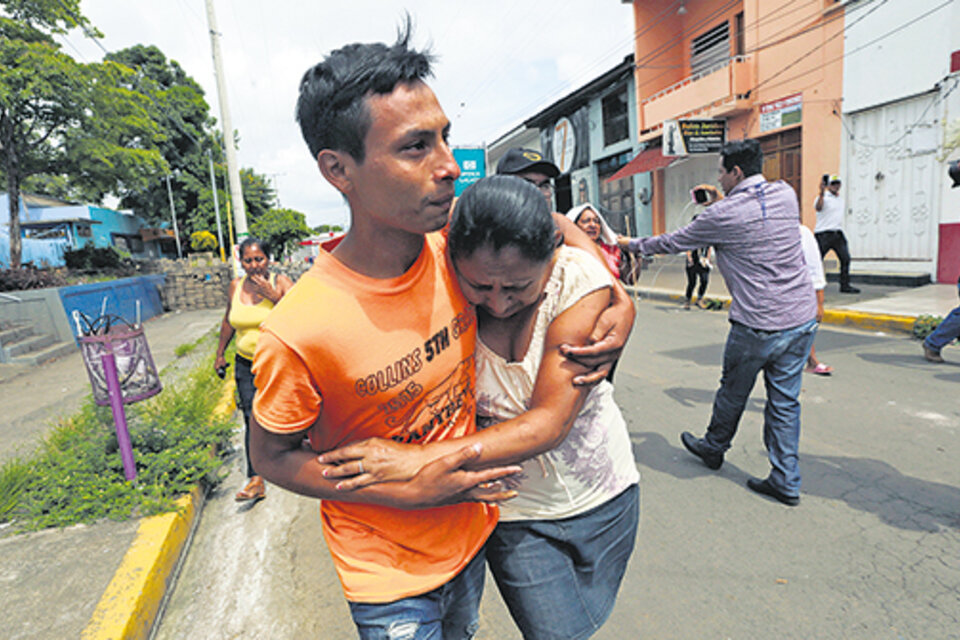 Un manifestante abraza a un familiar tras ser liberado de una cárcel en Masaya.