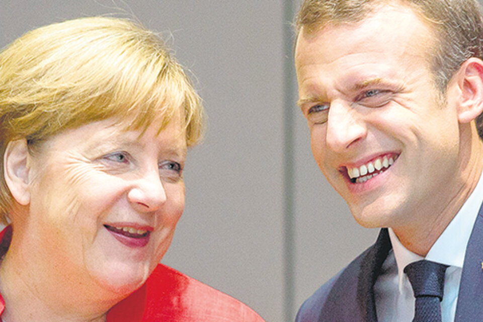 Merkel y Macron se saludan en la cumbre de Bruselas. (Fuente: EFE)