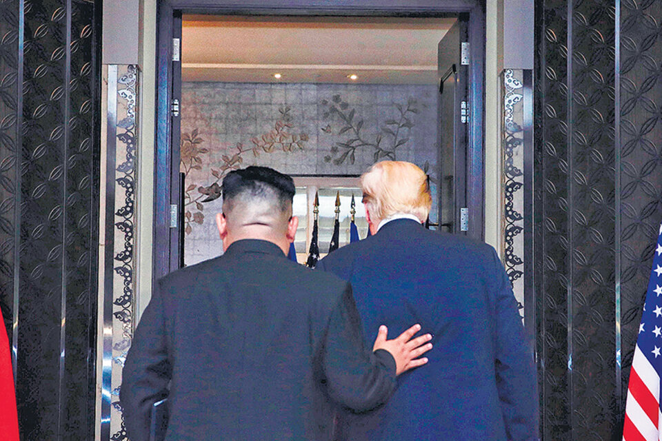 Trump y Kim se retiran del salón donde firmaron el documento de la cumbre en Singapur. (Fuente: AFP)