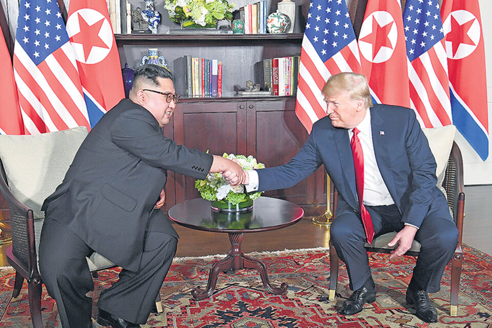 Kim Jong-un y Donald Trump se saludaron y sonrieron ante las cámaras previo a la reunión a solas. (Fuente: AFP)