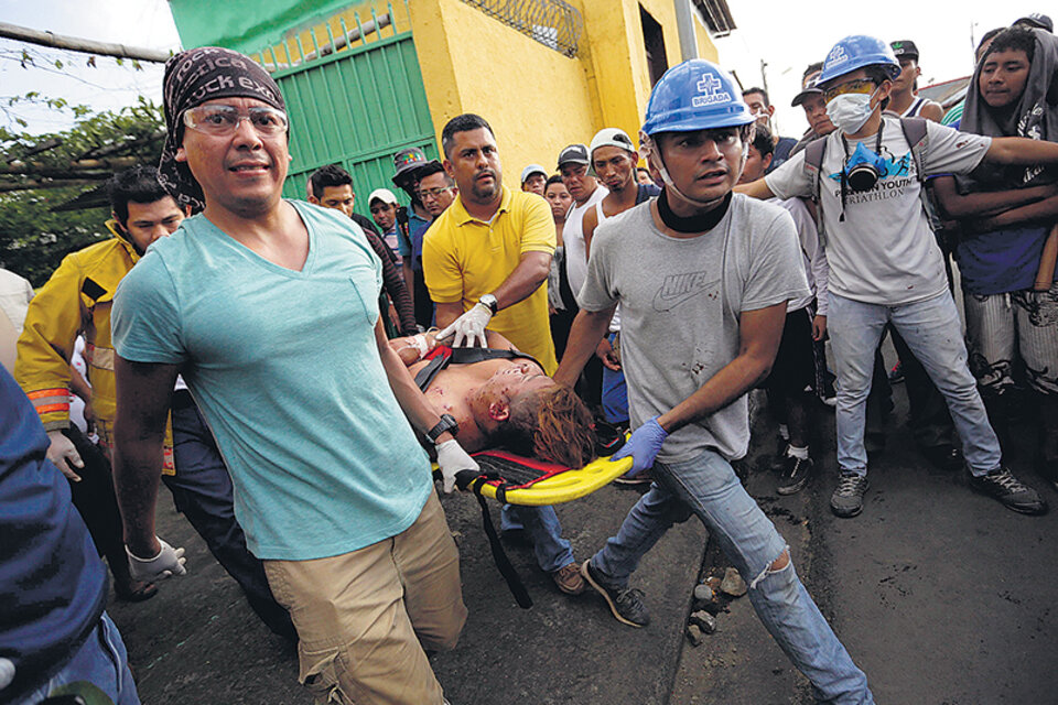 Un manifestante herido es atendido en la ciudad de Masaya. (Fuente: EFE)