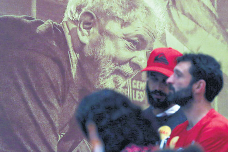 Un partidario del PT junto a la imagen del ex presidente durante el congreso partidario.