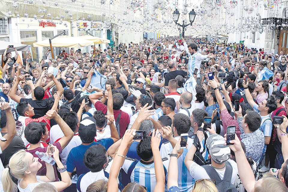Tanto en la Plaza Roja como sobre la peatonal Arbat, los hinchas argentinos siempre están. (Fuente: AFP)