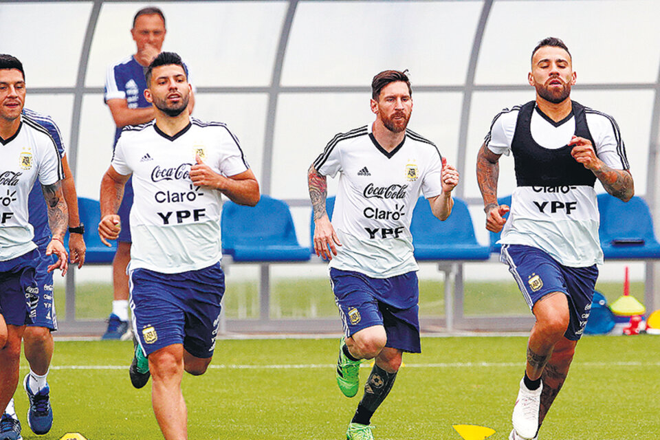 Enzo Pérez, ayer, durante el entrenamiento; corre junto a Agüero, Messi y Otamendi. (Fuente: AFP)