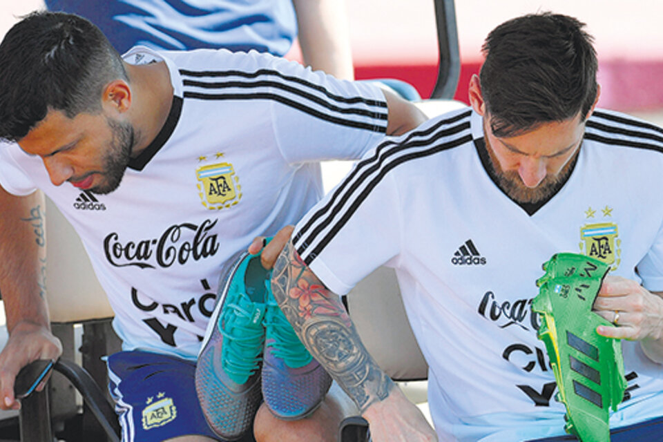Agüero y Messi con los botines en sus manos. Preocupa el estado de ánimo del capitán argentino. (Fuente: Télam)