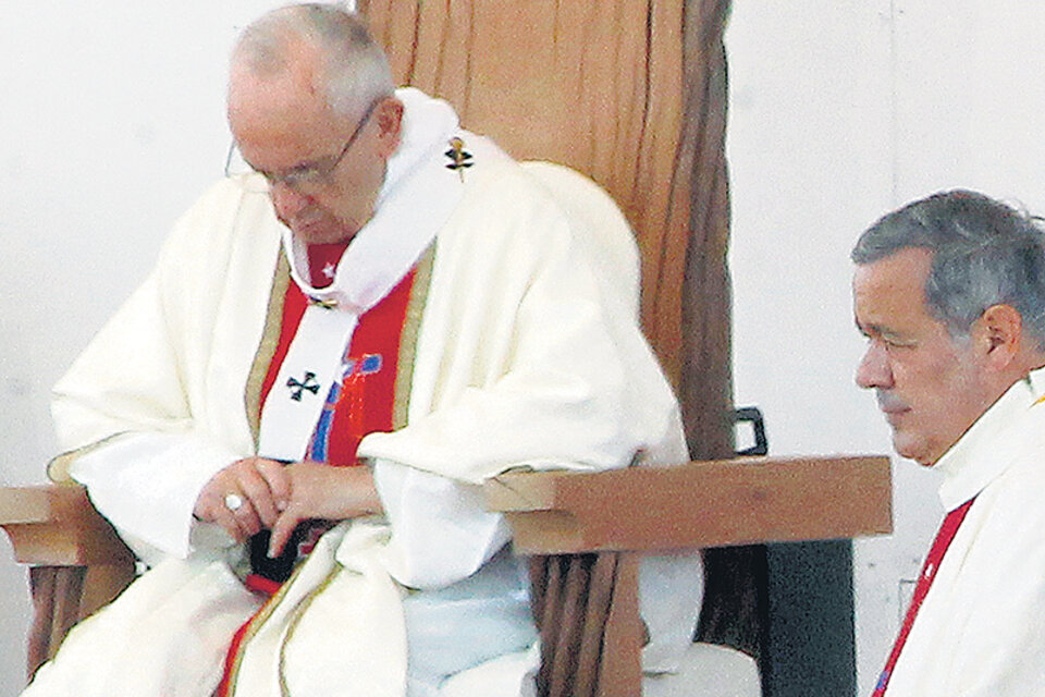 Francisco aceptó la renuncia de Juan Barros, un obispo en el ojo de la tormenta durante su viaje a Chile. (Fuente: AFP)
