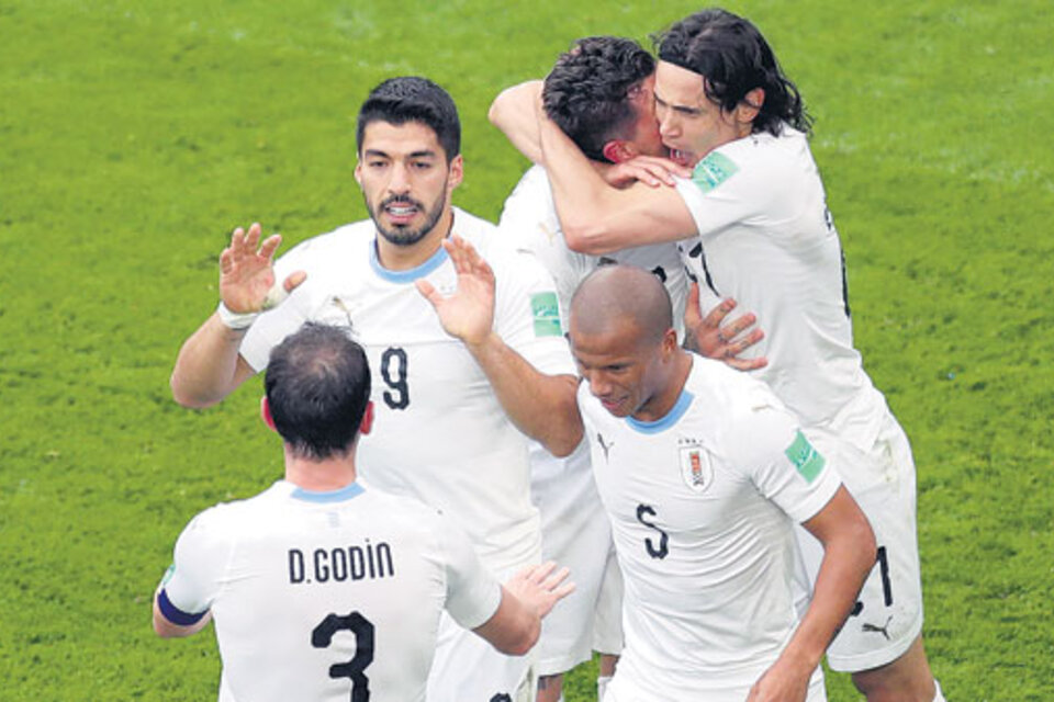 Suárez y Godín festejan el gol de Giménez, que se abraza con Cavani. (Fuente: AFP)