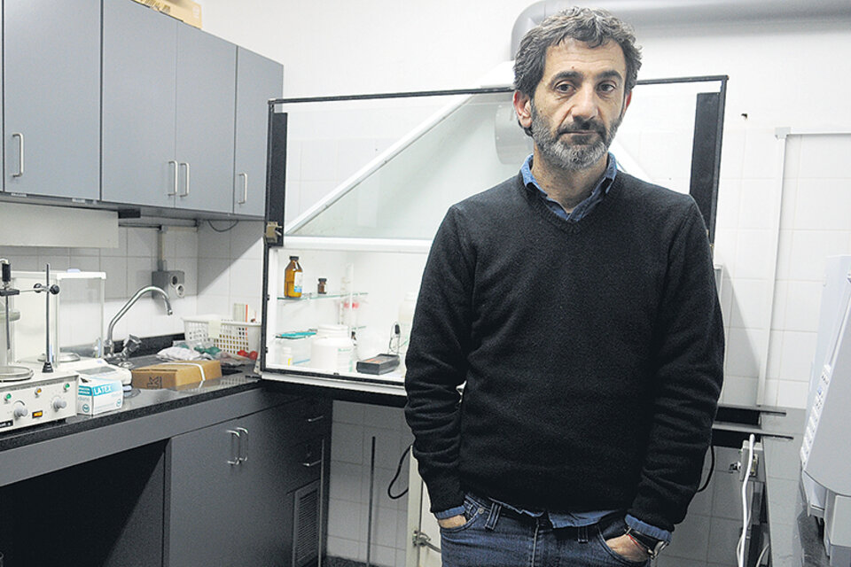Fernando Marte en su laboratorio como bioquímico-conservador. (Fuente: Guadalupe Lombardo)