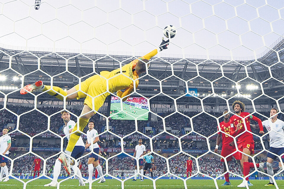 Pickford no puede hacer nada ante el remate de Januzaj para el 1-0 belga. (Fuente: AFP)