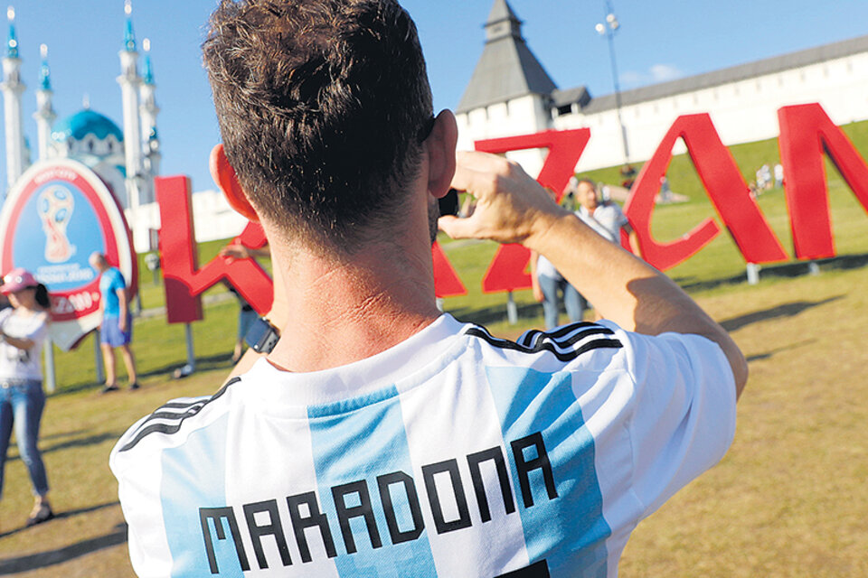 Un hincha argentino con la camiseta de Maradona saca fotos en Kazán. (Fuente: EFE)