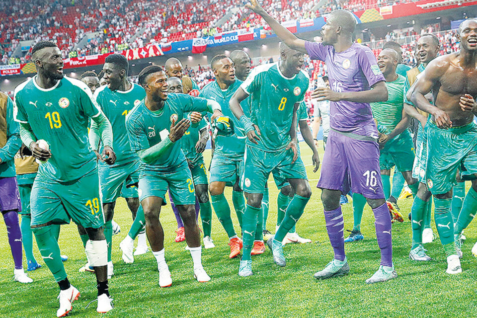 Senegal festeja el triunfo contra Polonia en su debut mundialista. (Fuente: AFP)