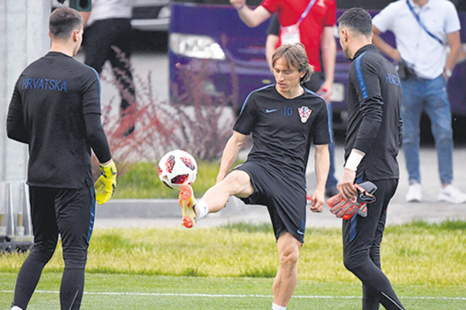 Modric con la pelota, la carta fuerte de Croacia. (Fuente: AFP)