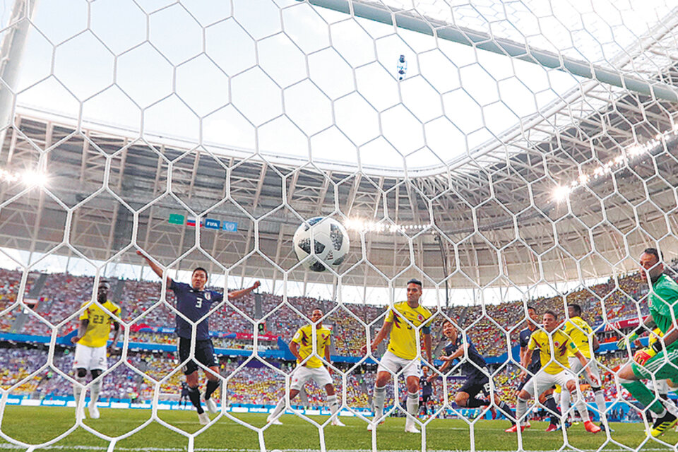 Ospina mira cómo entra la pelota tras el gol de Osako, el segundo de Japón. (Fuente: AFP)