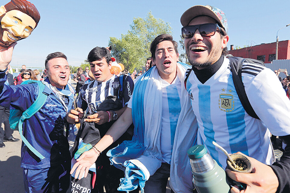 Un grupo de hinchas argentinos en Bronnitsy, donde se entrena la Selección. (Fuente: AFP)